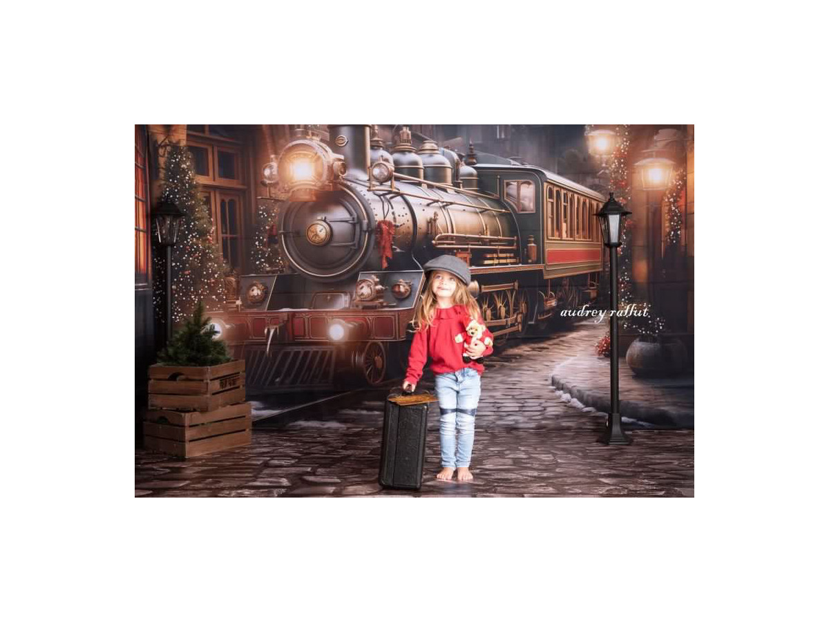 Fondo fotográfico de Navidad Locomotive – locomotora de vapor navideña en calle adoquinada de noche | Colors&Drops
