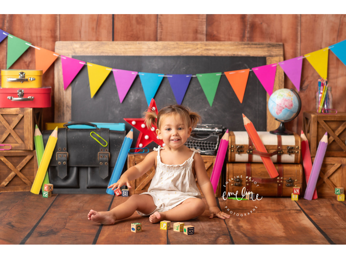 Fond photo scolaire Maternelle – décor maternelle avec fanions, crayons et ardoise | Colors&Drops