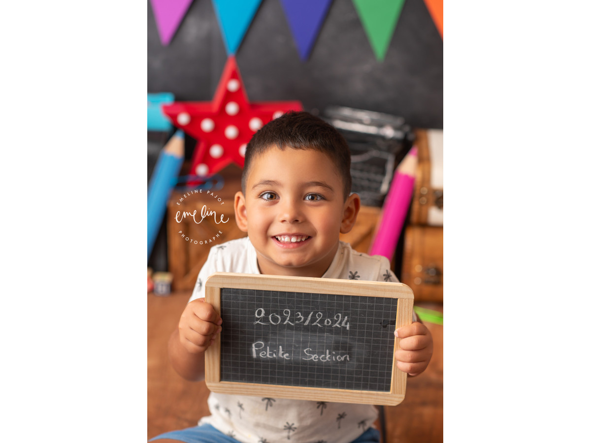 Fond photo scolaire Maternelle – décor maternelle avec fanions, crayons et ardoise | Colors&Drops