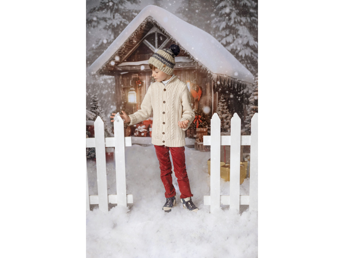 Christmas photo backdrop Winter Snow Chalet – snowy wooden chalet with wreath and gifts | Colors&Drops