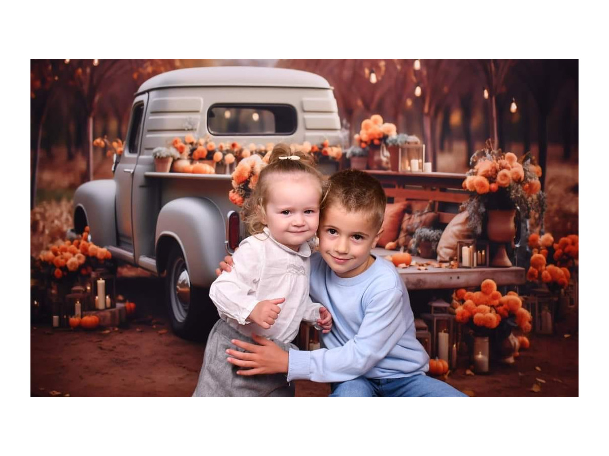Fondo fotográfico de otoño Citrouille Truck – pick-up vintage crema con calabazas en bosque otoñal | Colors&Drops