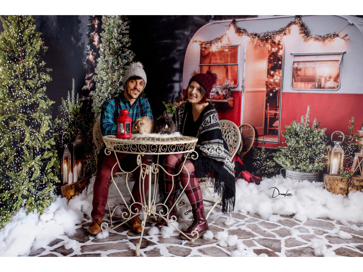 Fond photo Christmas Caravany – caravane vintage rouge de Noël entre sapins enneigés | Colors&Drops