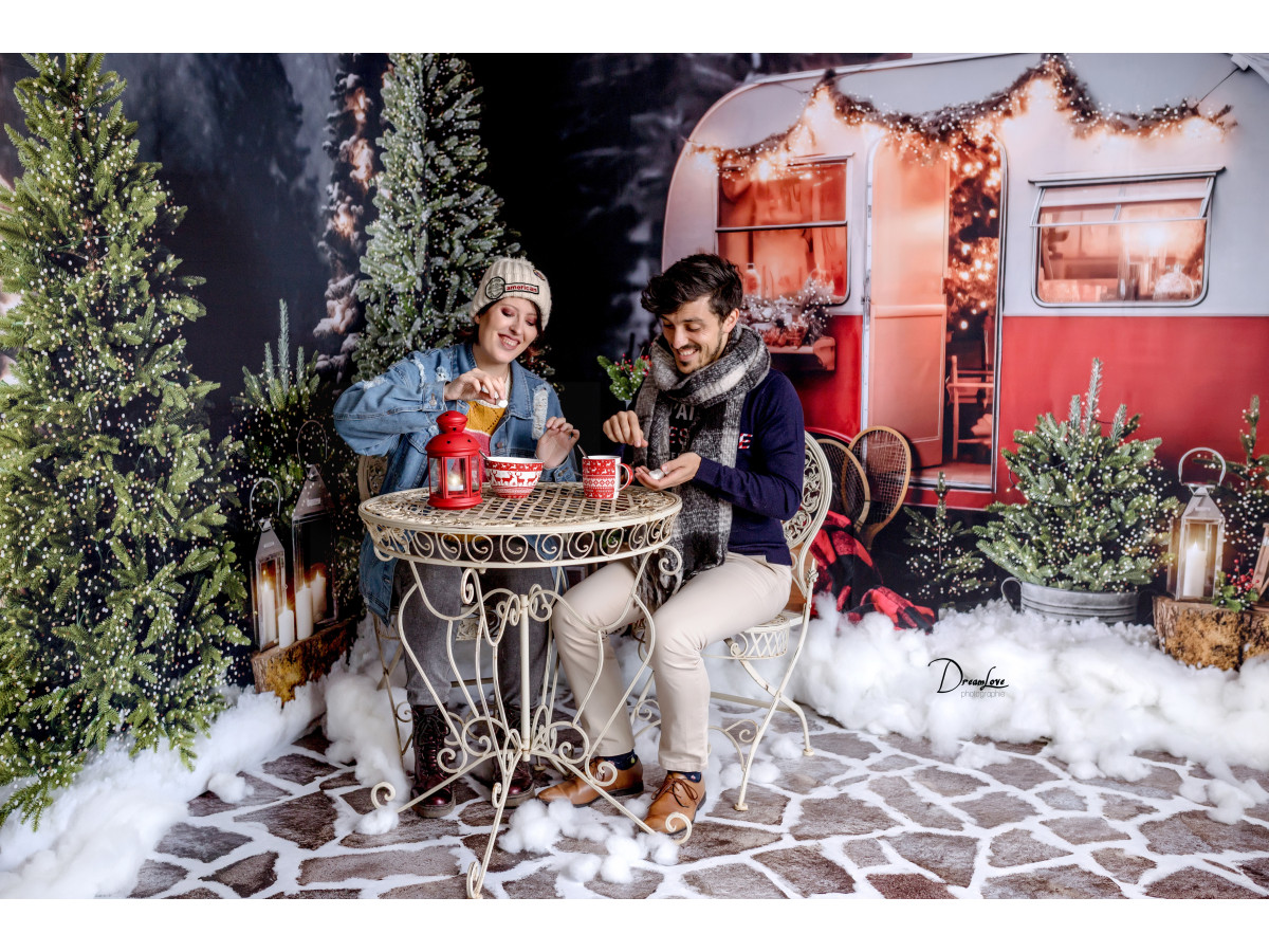 Fond photo Christmas Caravany – caravane vintage rouge de Noël entre sapins enneigés | Colors&Drops