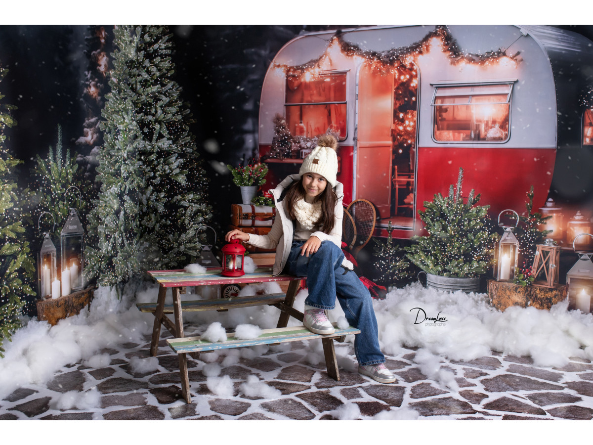 Fond photo Christmas Caravany – caravane vintage rouge de Noël entre sapins enneigés | Colors&Drops