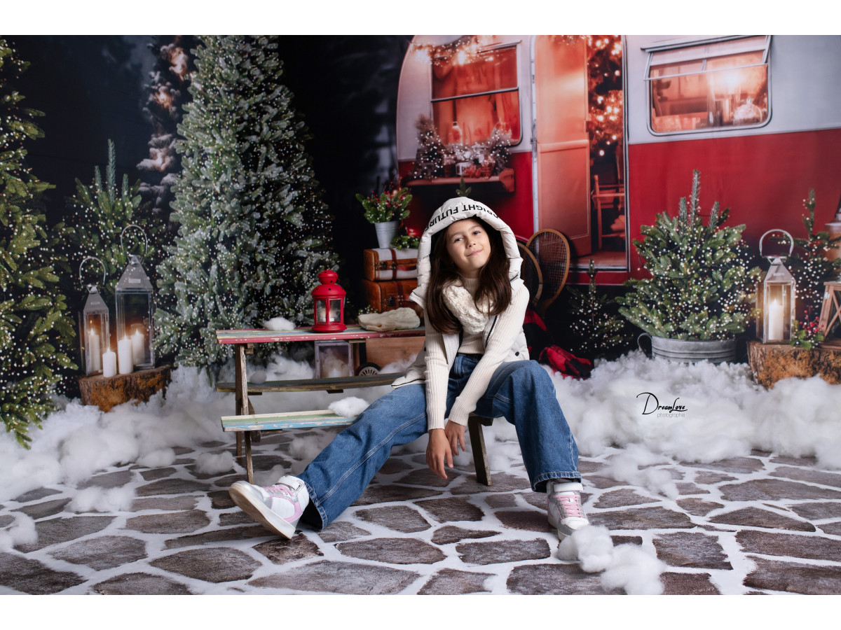 Fond photo Christmas Caravany – caravane vintage rouge de Noël entre sapins enneigés | Colors&Drops