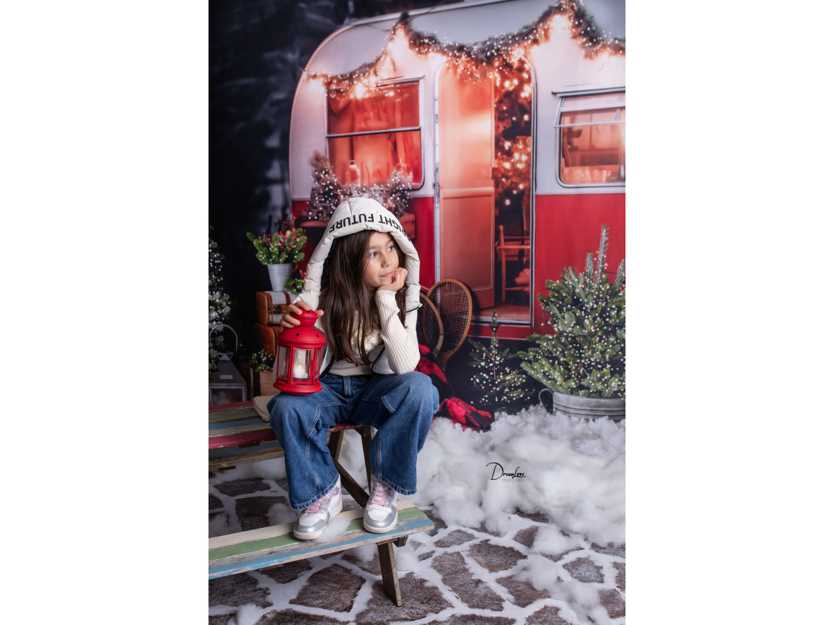 Christmas corner photo backdrop Caravany + Cailloux des Neiges – Christmas caravan room set with stone floor | Colors&Drops