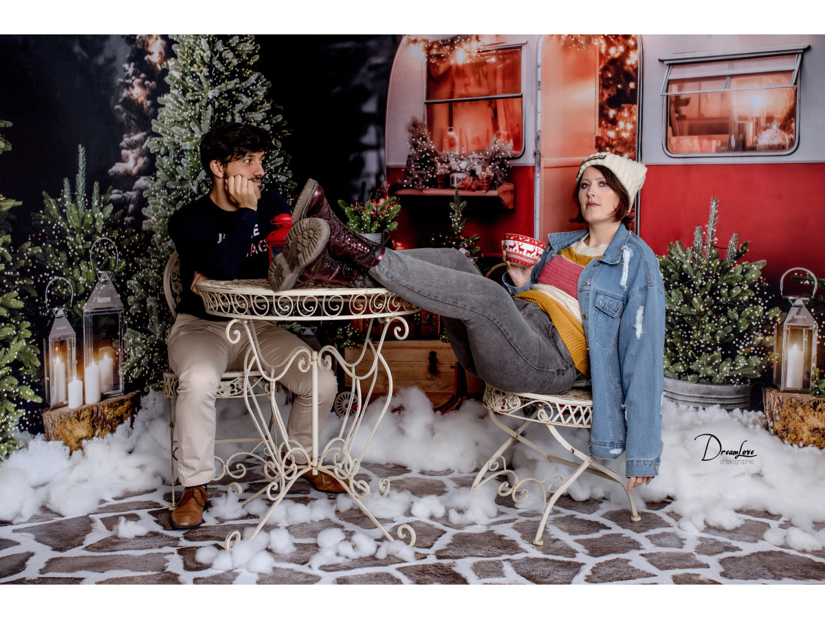 Christmas corner photo backdrop Caravany + Cailloux des Neiges – Christmas caravan room set with stone floor | Colors&Drops