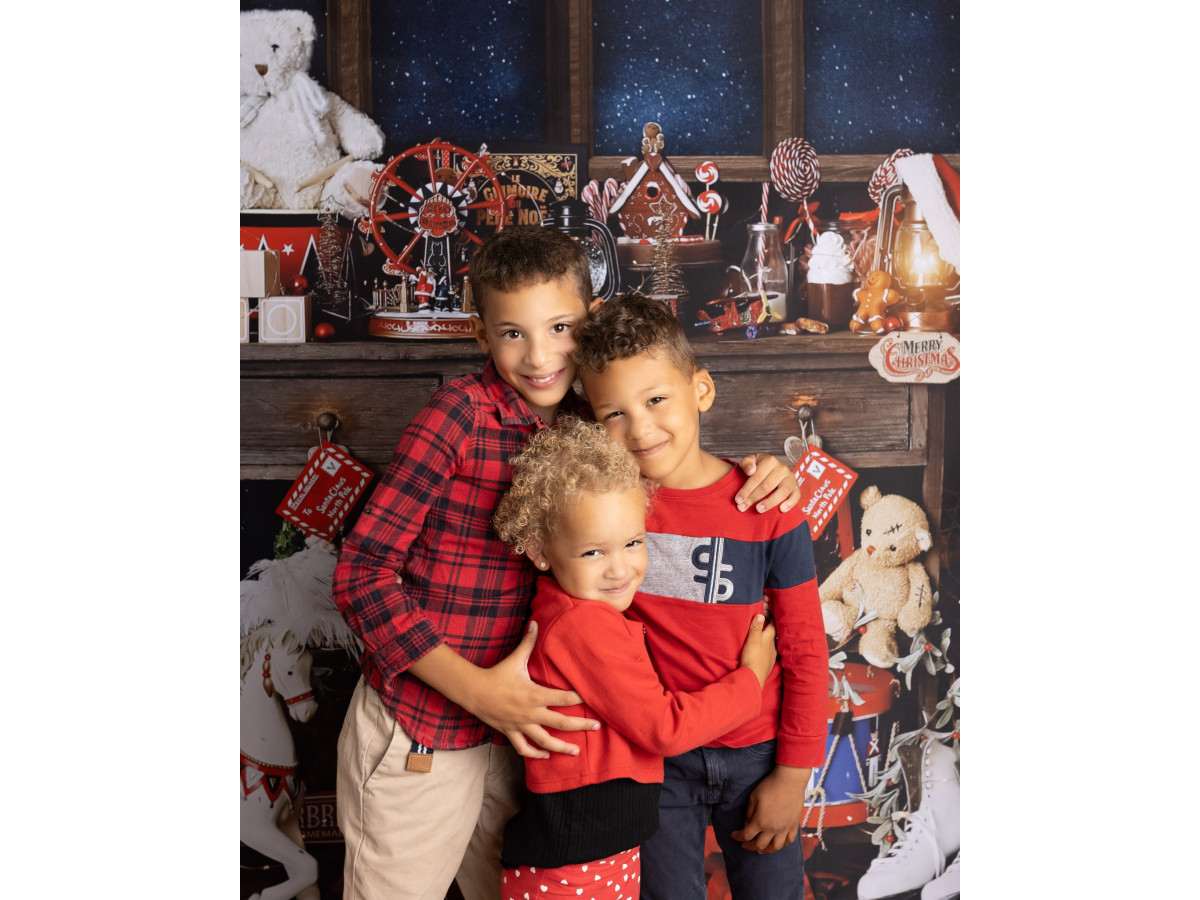 Fond photo d'angle L'Atelier du Pere Noel – atelier du Père Noël avec établi, jouets et sapins | Colors&Drops