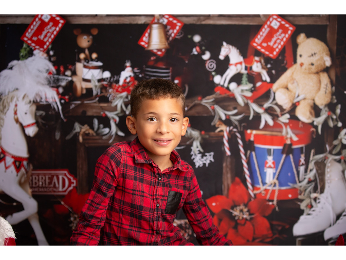 Fondo fotográfico de esquina L'Atelier du Pere Noel – taller de Papá Noel con banco, juguetes y abetos | Colors&Drops