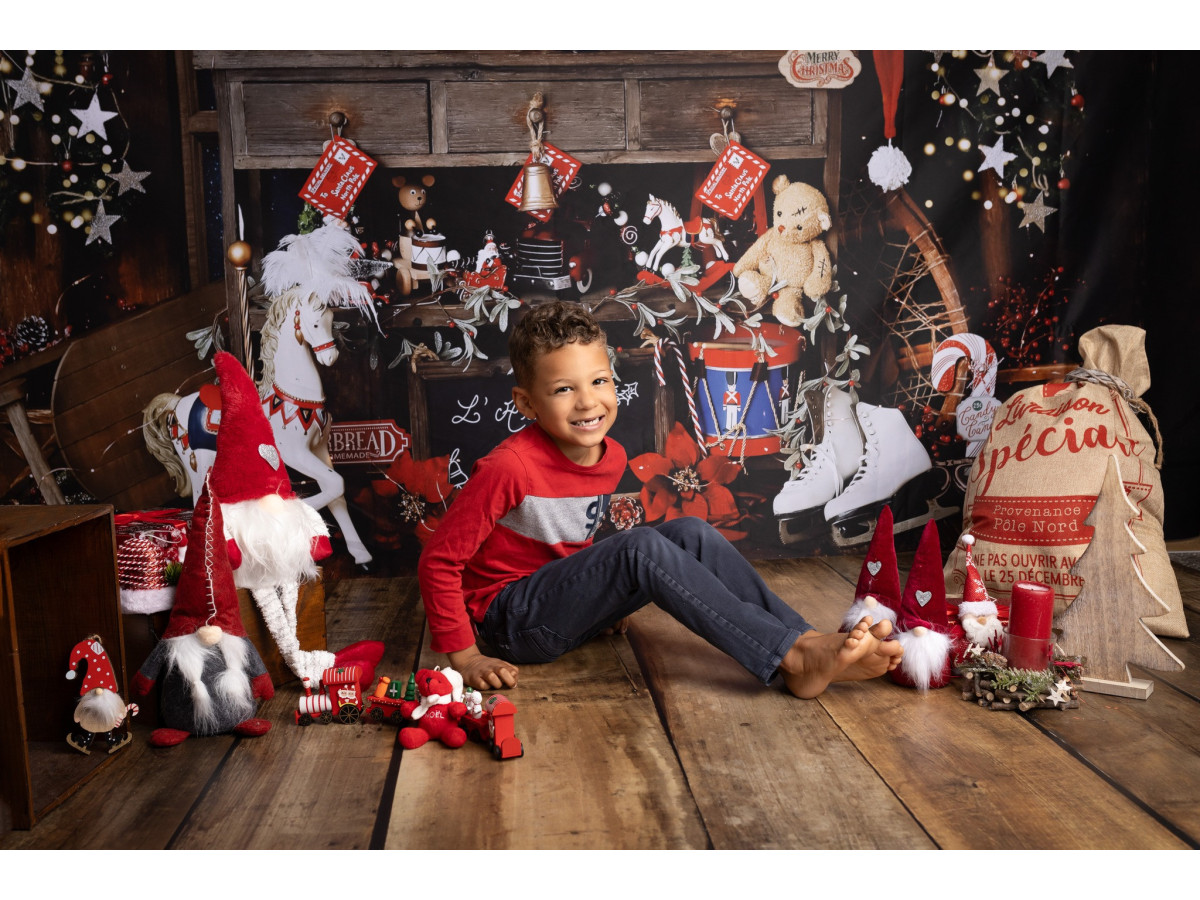 Corner photo backdrop L'Atelier du Pere Noel – Santa's workshop with workbench, toys and fir trees | Colors&Drops
