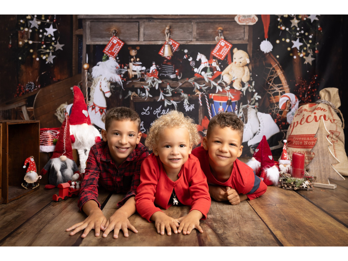 Fondo fotográfico de esquina L'Atelier du Pere Noel – taller de Papá Noel con banco, juguetes y abetos | Colors&Drops