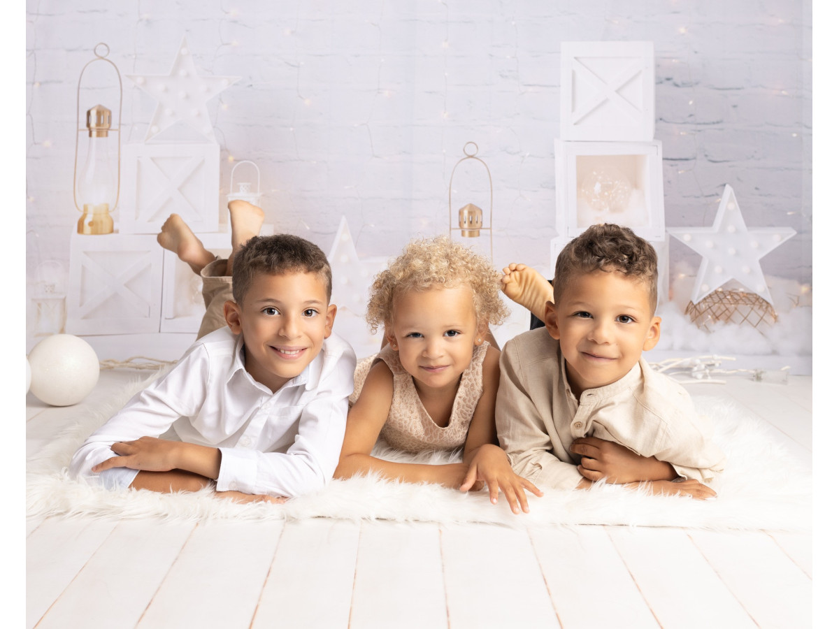 Fondo fotográfico de bebé y smash cake Big One – cubos blancos, faroles y estrellas ante pared de ladrillo | Colors&Drops
