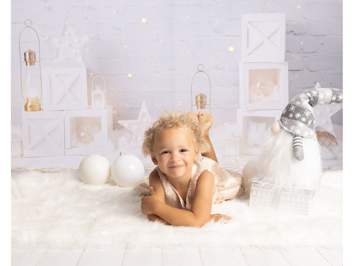 Fondo fotográfico de bebé y smash cake Big One – cubos blancos, faroles y estrellas ante pared de ladrillo | Colors&Drops