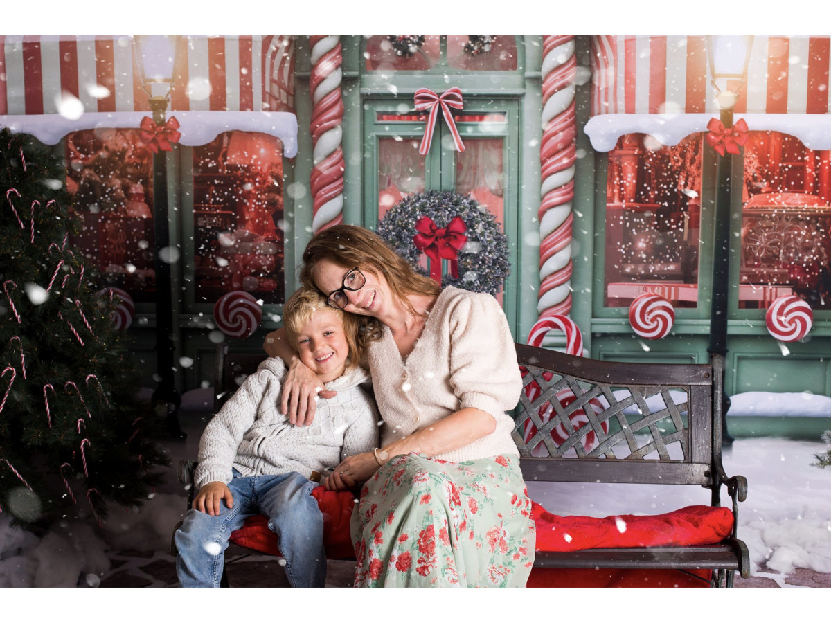 Fondo fotográfico de Navidad Candy Mint – tienda de golosinas verde menta con toldos a rayas rojas | Colors&Drops