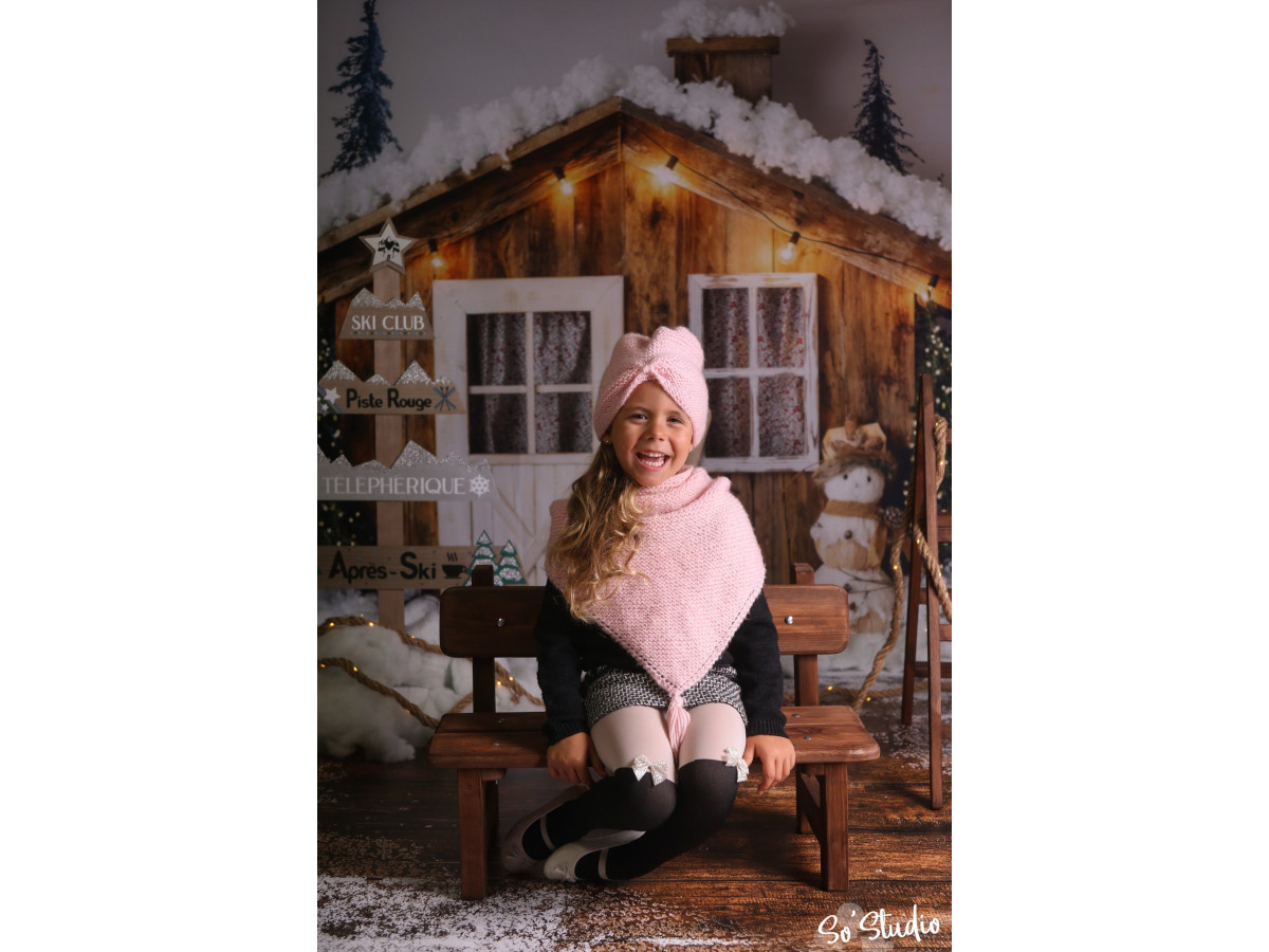 Fond photo d'angle de Noël Chalet des Neiges I – chalet enneigé avec planches enneigées | Colors&Drops