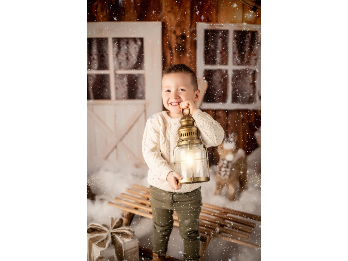Fond photo d'angle de Noël Chalet des Neiges I – chalet enneigé avec planches enneigées | Colors&Drops