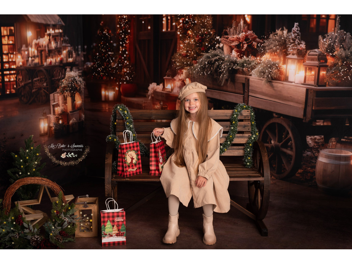 Fond photo Christmas Charrette – charrette de Noël en bois devant un chalet illuminé | Colors&Drops