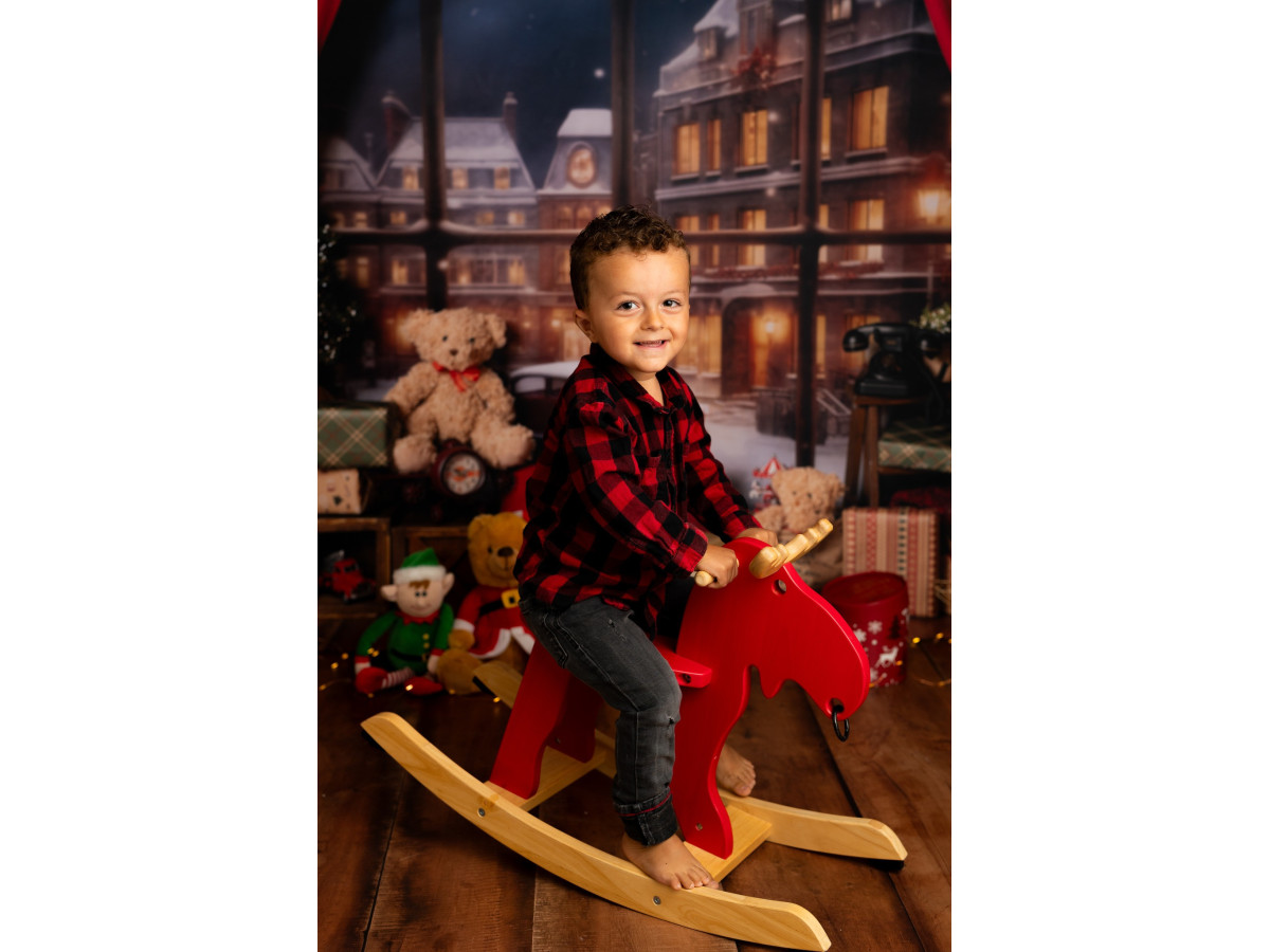 Fond photo de Noël Devant la Fenetre – fenêtre de Noël avec rideaux rouges et jouets anciens | Colors&Drops
