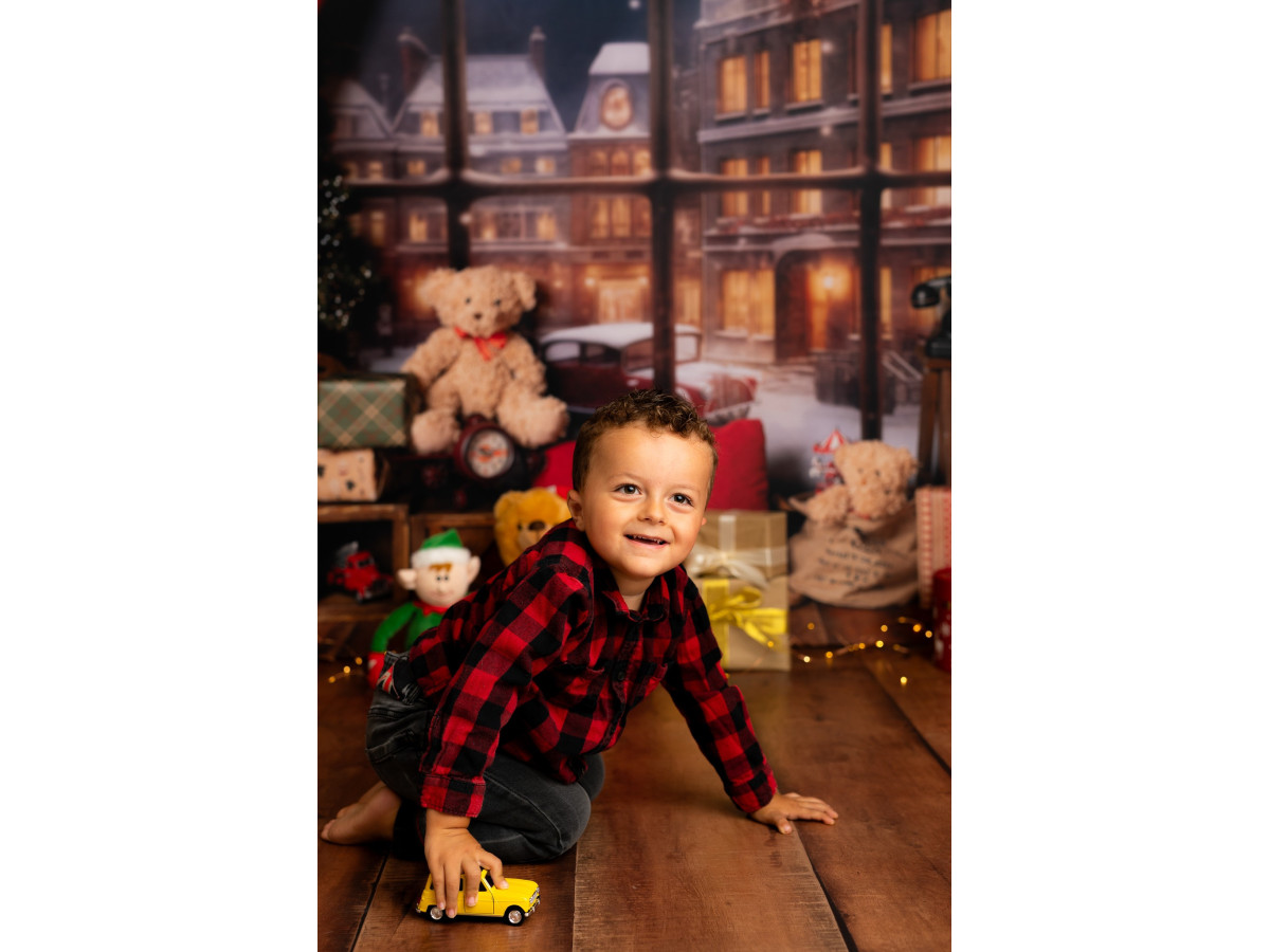 Fond photo de Noël Devant la Fenetre – fenêtre de Noël avec rideaux rouges et jouets anciens | Colors&Drops
