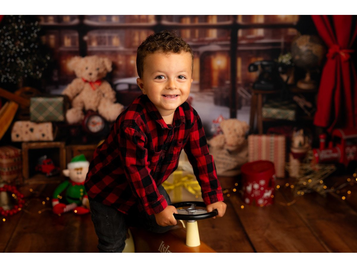 Fond photo de Noël Devant la Fenetre – fenêtre de Noël avec rideaux rouges et jouets anciens | Colors&Drops