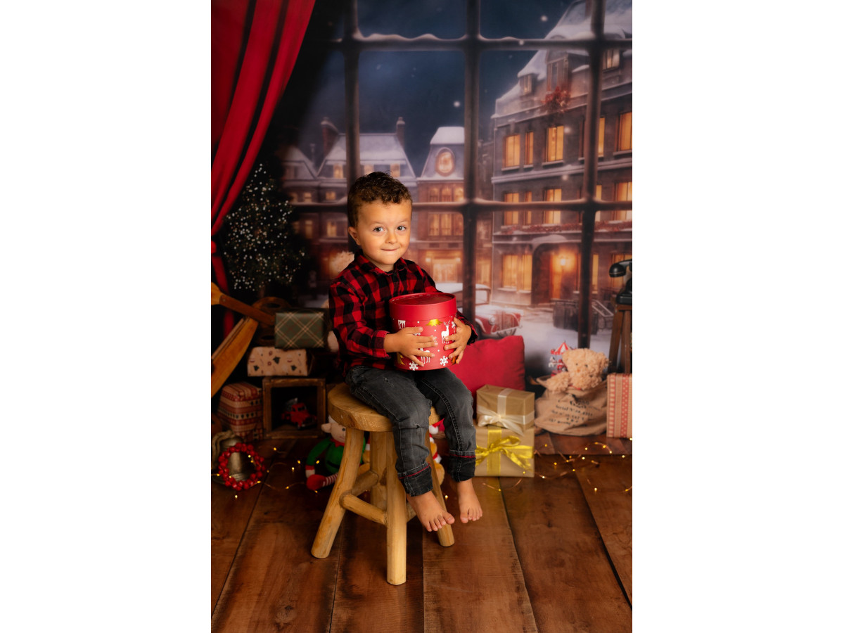 Fond photo de Noël Devant la Fenetre – fenêtre de Noël avec rideaux rouges et jouets anciens | Colors&Drops