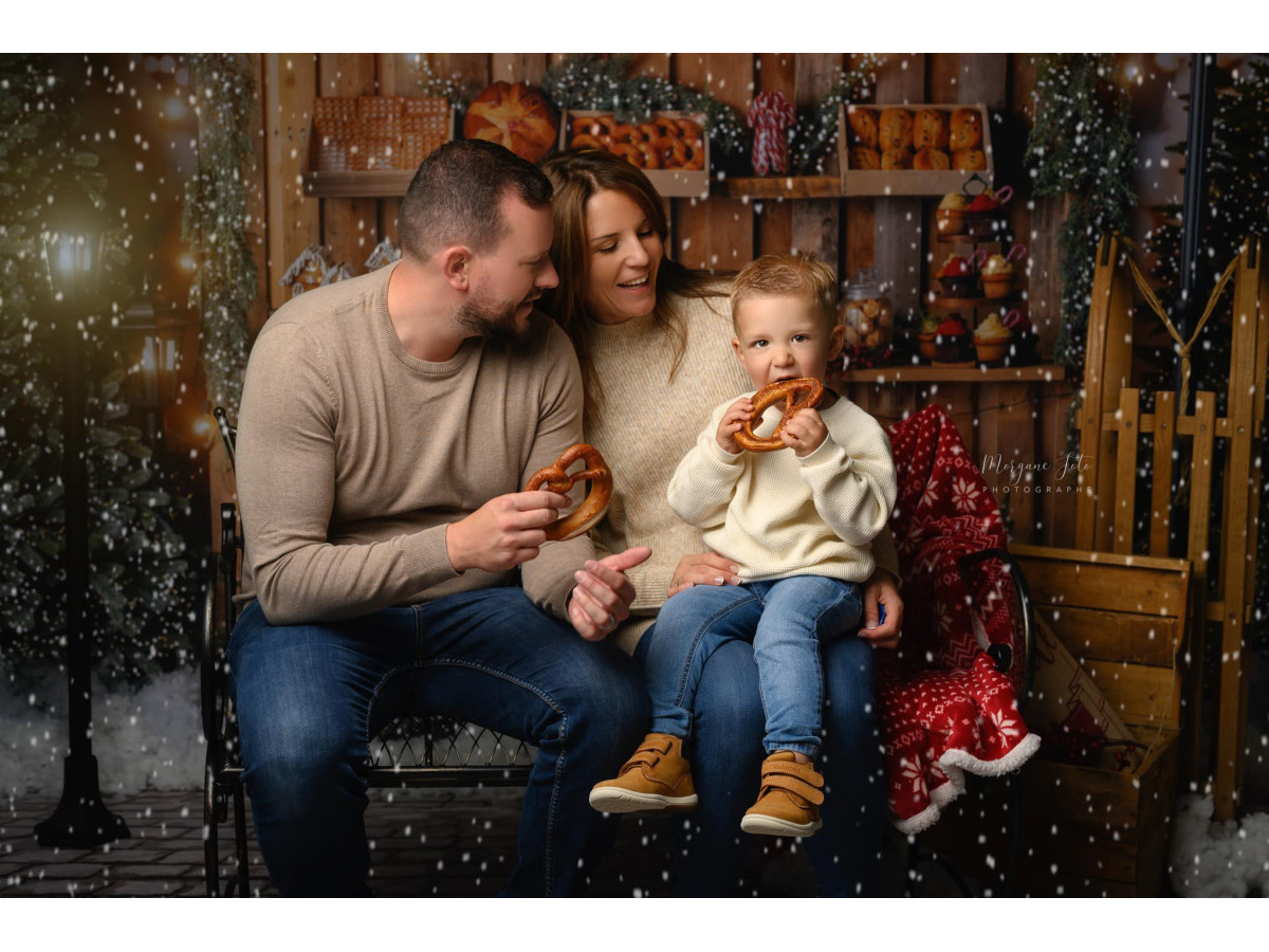 Fondo fotográfico de Navidad Gingerbread House – puesto de jengibre de madera entre abetos nevados | Colors&Drops