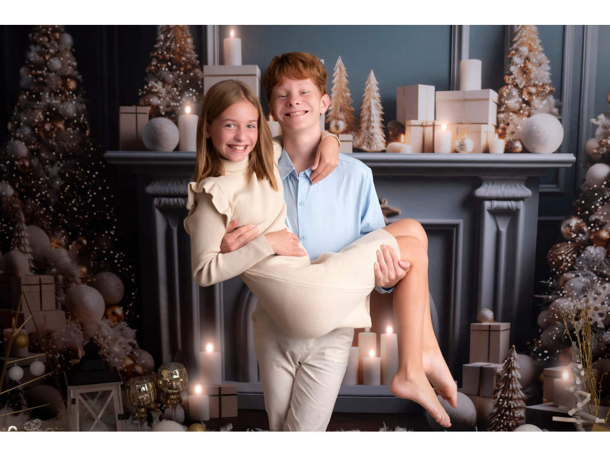 Fondo fotográfico de Navidad Goldy Blue Fire – chimenea azul con abetos dorados, regalos y velas | Colors&Drops