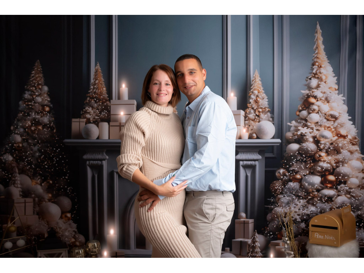 Christmas corner photo backdrop Goldy Blue Fire + Salviano – blue and gold Christmas living room set with wooden | Colors&Drops
