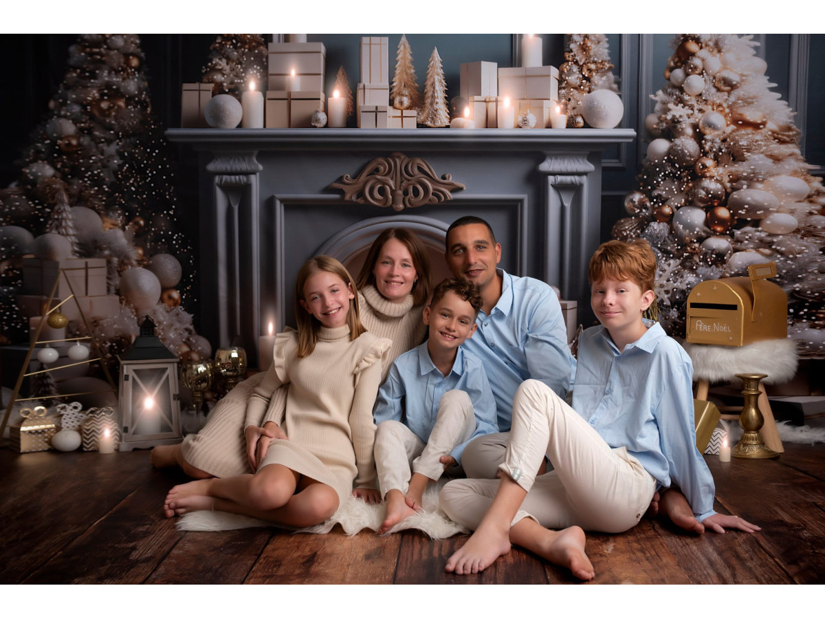 Christmas corner photo backdrop Goldy Blue Fire + Salviano – blue and gold Christmas living room set with wooden | Colors&Drops