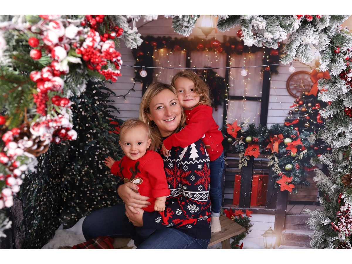 Christmas photo backdrop Home Sweet Home – house porch decorated for Christmas with red door | Colors&Drops