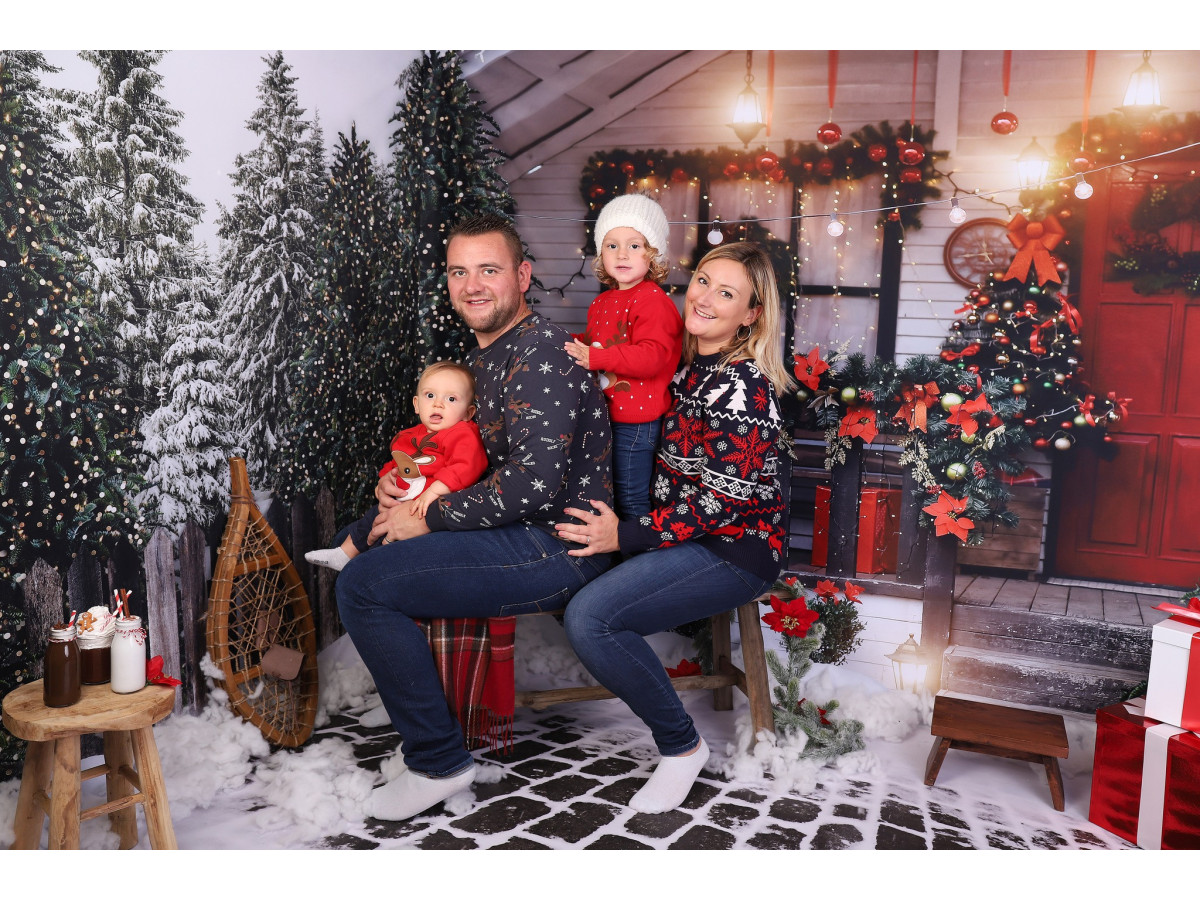 Christmas photo backdrop Home Sweet Home – house porch decorated for Christmas with red door | Colors&Drops