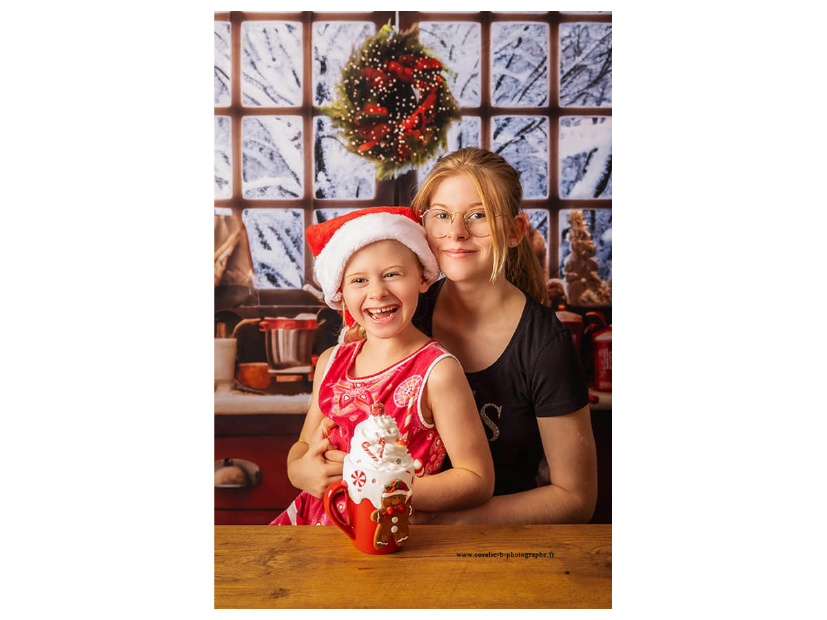 Fondo fotográfico de Navidad Kitchy – cocina navideña con isla roja, ventana y abeto | Colors&Drops