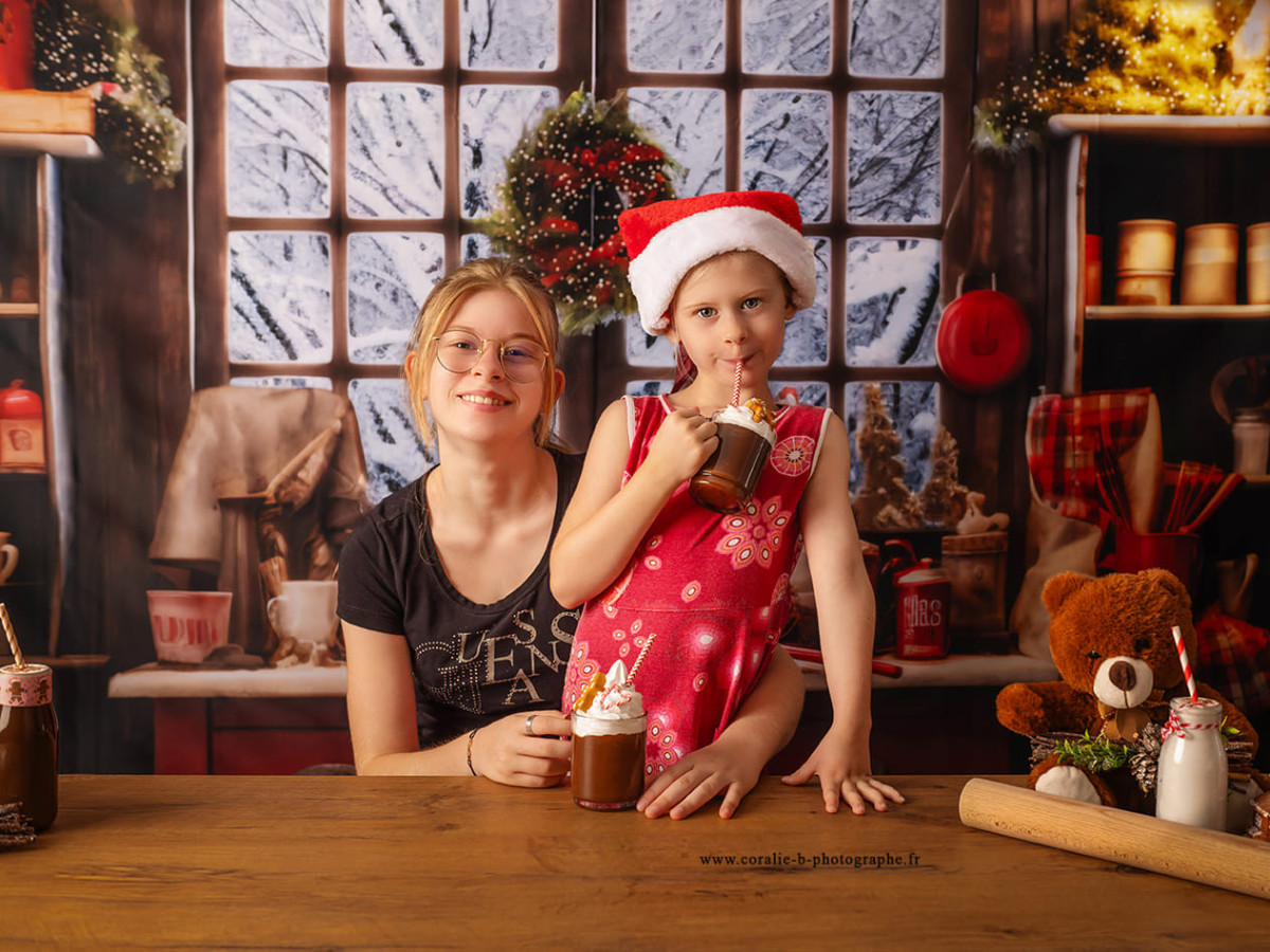 Fondo fotográfico de Navidad Kitchy – cocina navideña con isla roja, ventana y abeto | Colors&Drops