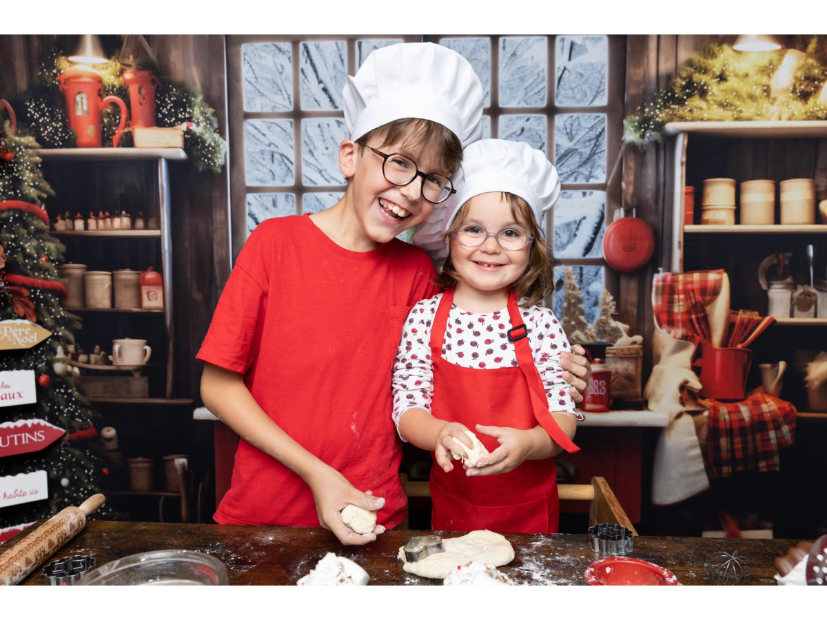 Fondo fotográfico de Navidad Kitchy – cocina navideña con isla roja, ventana y abeto | Colors&Drops