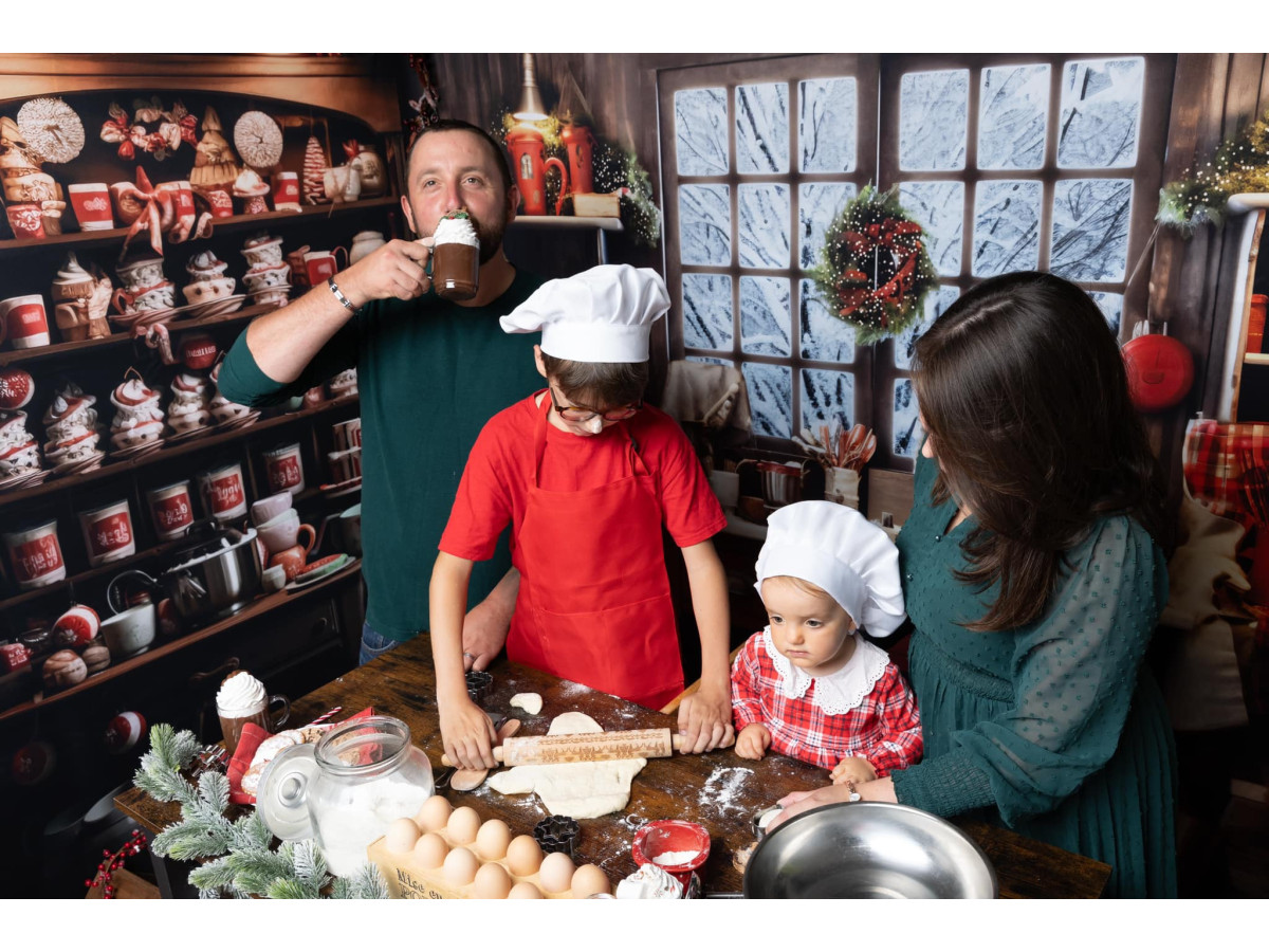 Fondo fotográfico de Navidad Kitchy – cocina navideña con isla roja, ventana y abeto | Colors&Drops