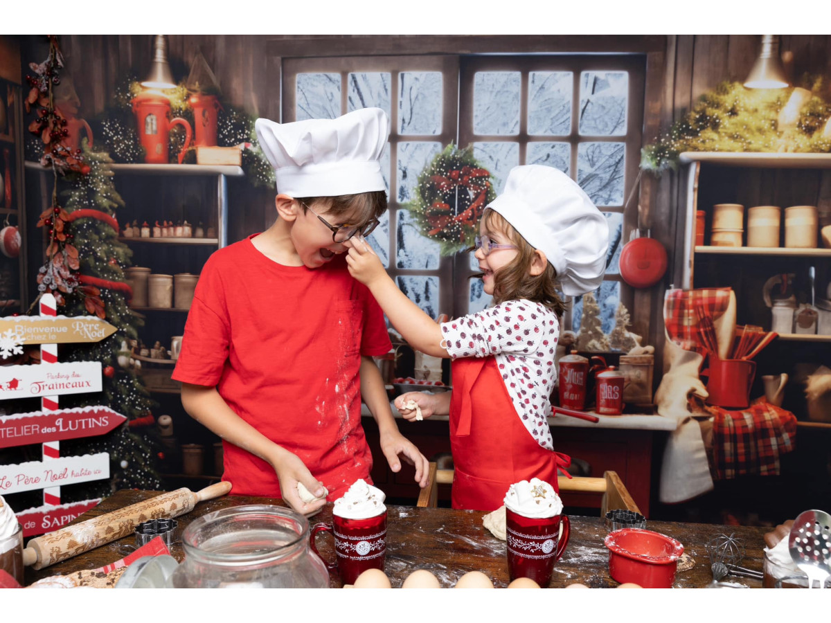 Fondo fotográfico de Navidad Kitchy – cocina navideña con isla roja, ventana y abeto | Colors&Drops