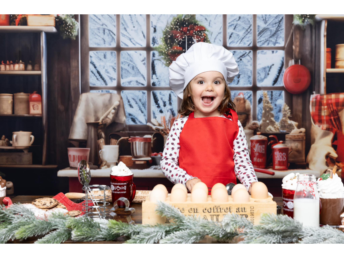 Fondo fotográfico de Navidad Kitchy – cocina navideña con isla roja, ventana y abeto | Colors&Drops