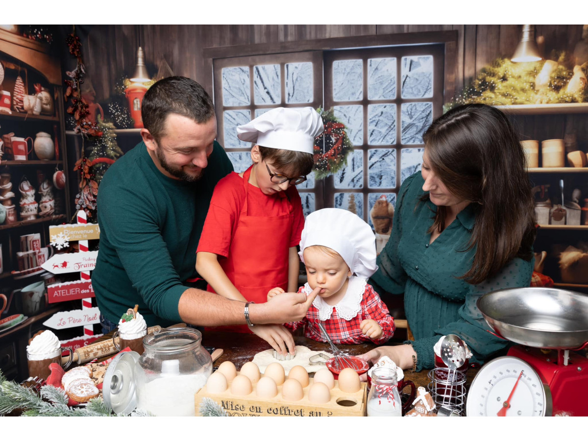 Fondo fotográfico de Navidad Kitchy – cocina navideña con isla roja, ventana y abeto | Colors&Drops