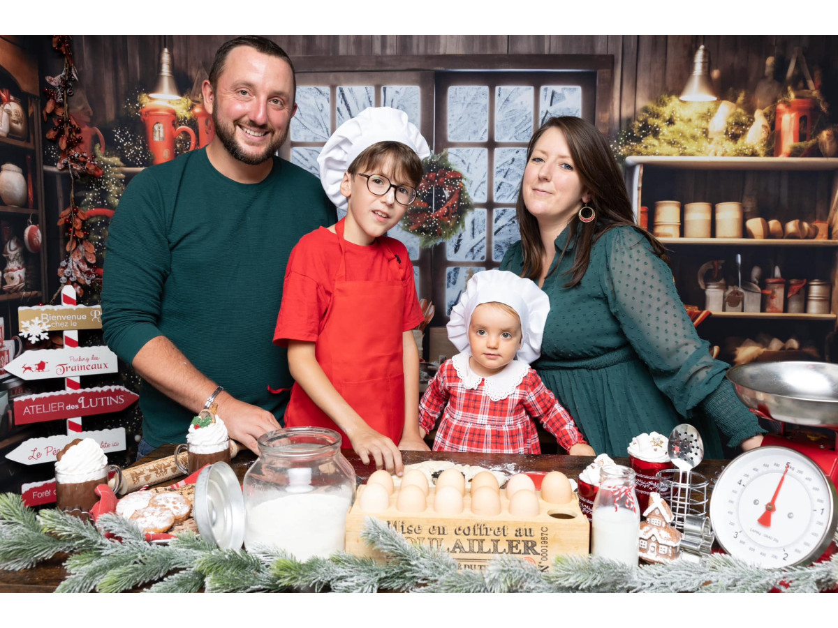 Fondo fotográfico de Navidad Kitchy – cocina navideña con isla roja, ventana y abeto | Colors&Drops
