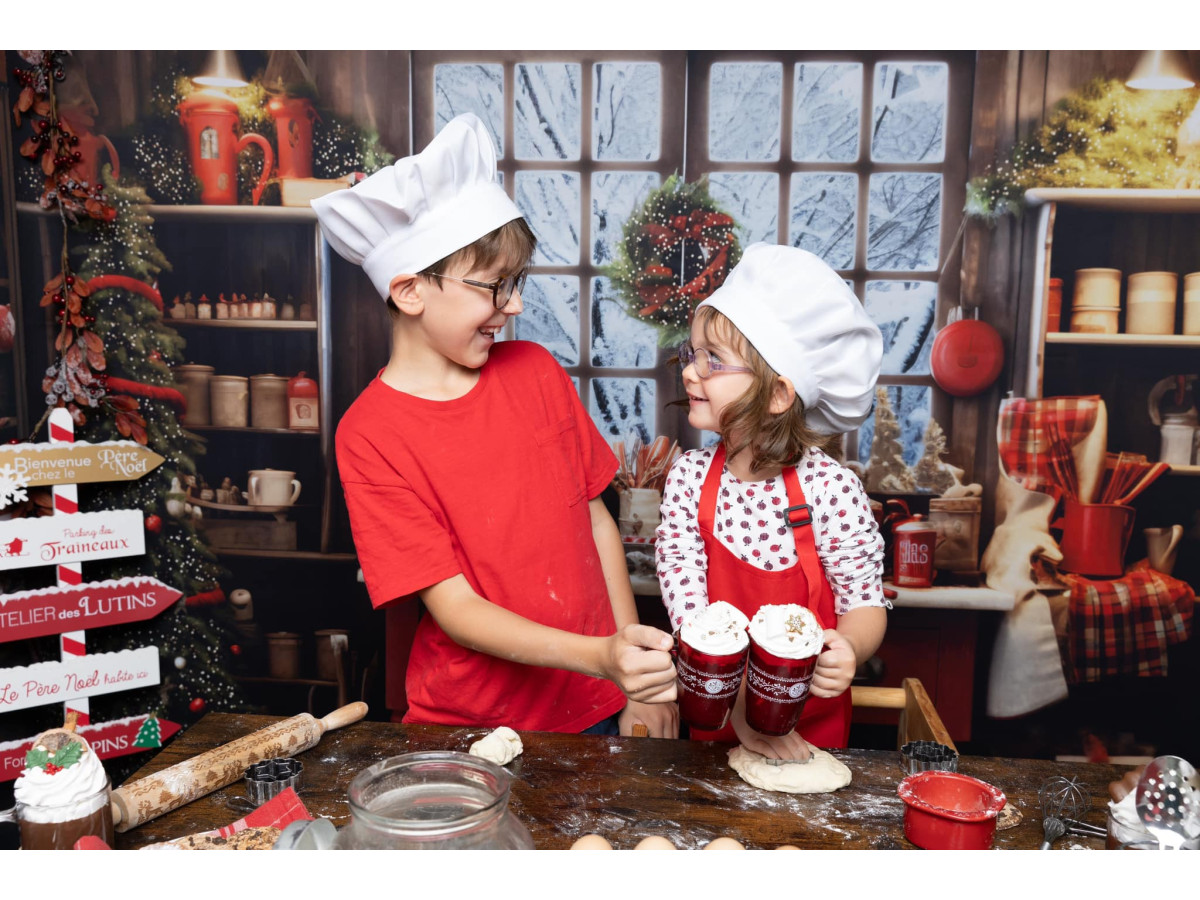 Fondo fotográfico de Navidad Kitchy – cocina navideña con isla roja, ventana y abeto | Colors&Drops