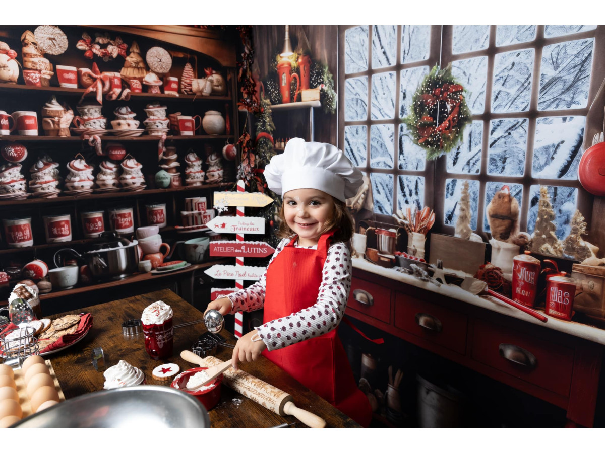 Fond photo latéral de Noël Kitchen Oldy Side – cuisine de Noël avec étagères de pots rouges et théière | Colors&Drops