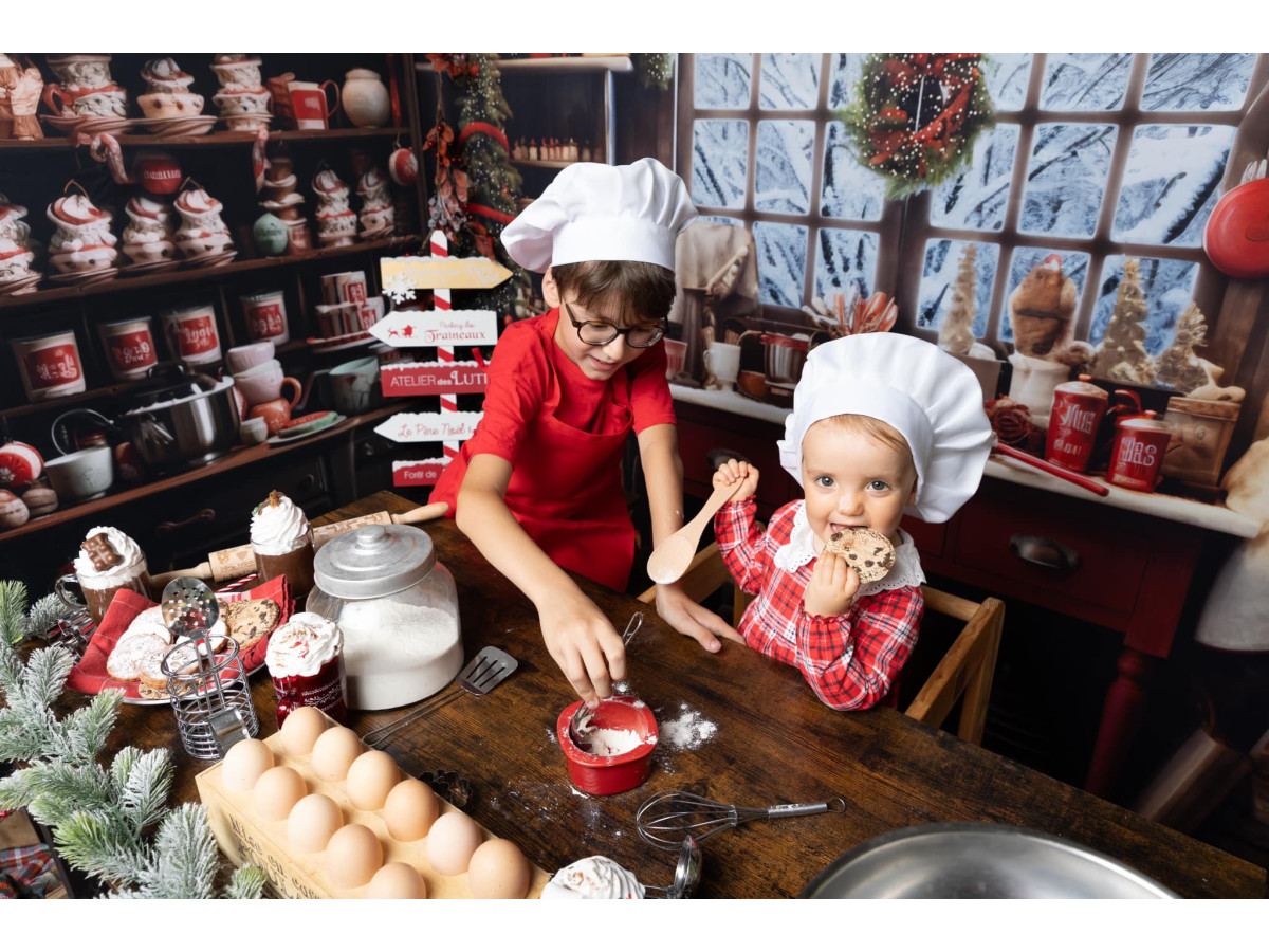 Fond photo latéral de Noël Kitchen Oldy Side – cuisine de Noël avec étagères de pots rouges et théière | Colors&Drops