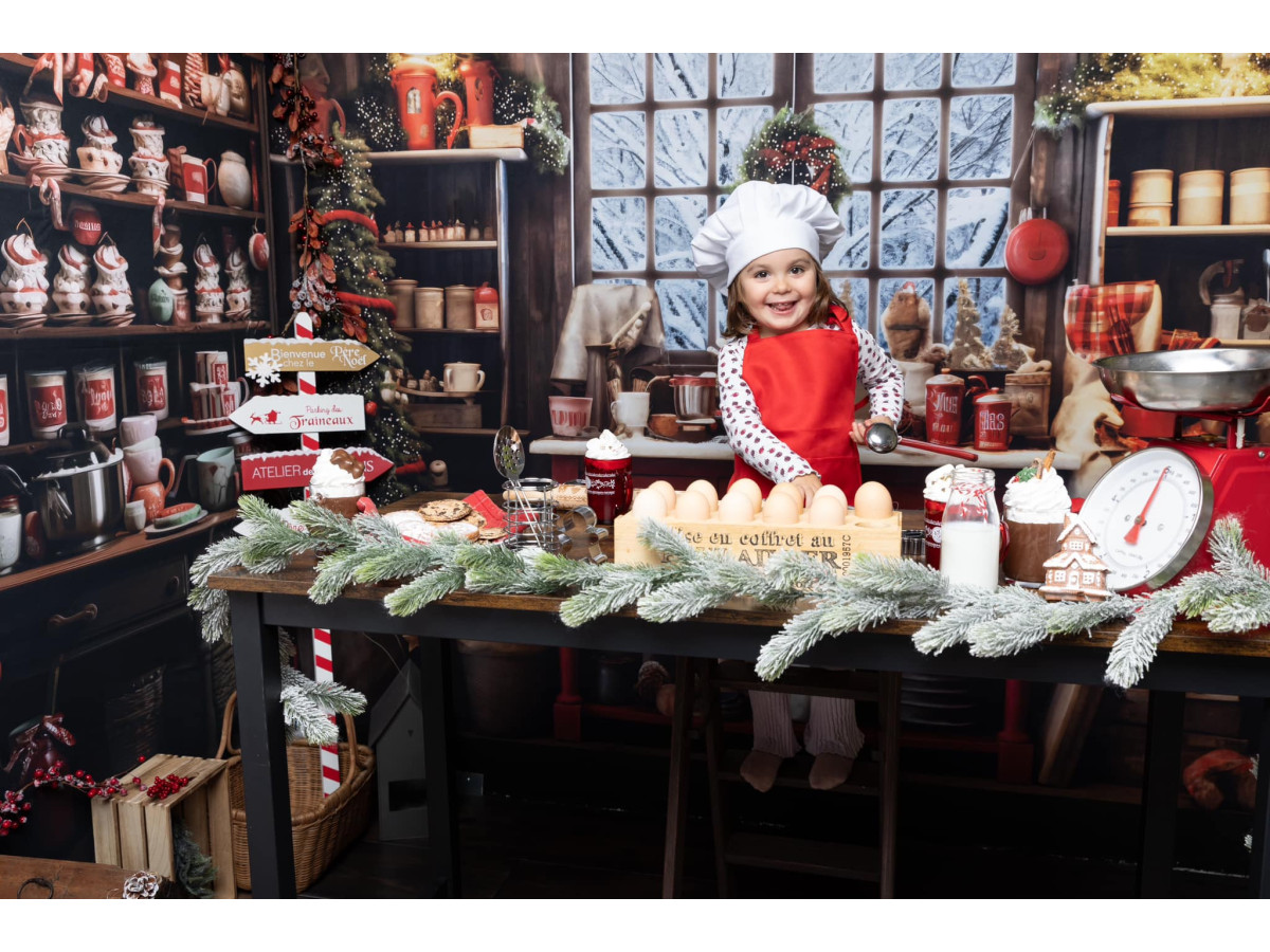 Fond photo latéral de Noël Kitchen Oldy Side – cuisine de Noël avec étagères de pots rouges et théière | Colors&Drops