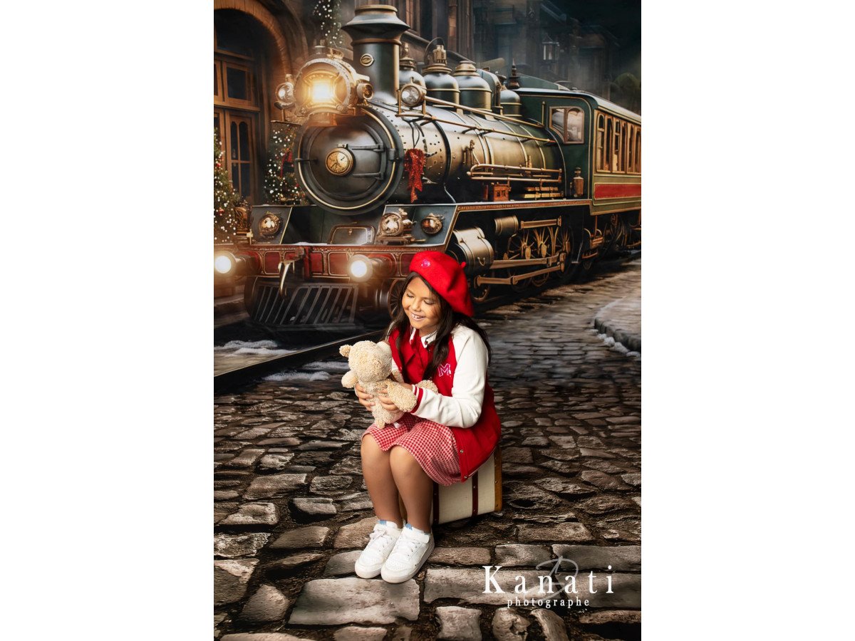 Fond photo de Noël Locomotive – locomotive à vapeur de Noël sur rue pavée la nuit | Colors&Drops