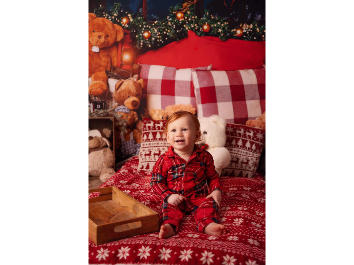 Fond photo d'angle de Noël Nounours – rideau rouge et ours en peluche sur parquet | Colors&Drops