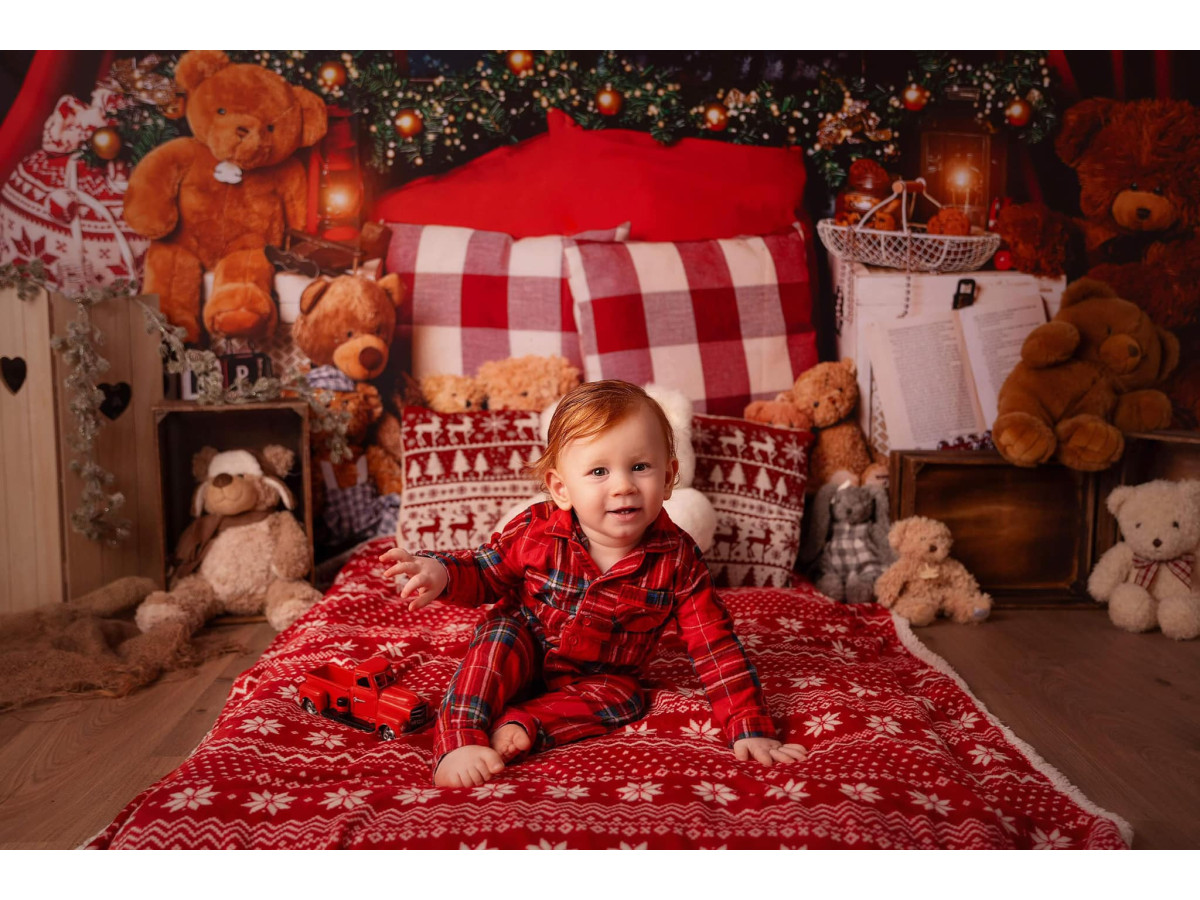 Fond photo d'angle de Noël Nounours – rideau rouge et ours en peluche sur parquet | Colors&Drops