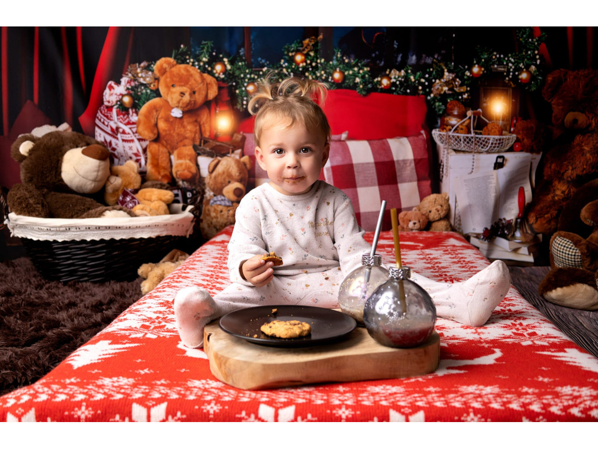 Christmas corner photo backdrop Nounours – red curtain and teddy bears on wooden floor | Colors&Drops