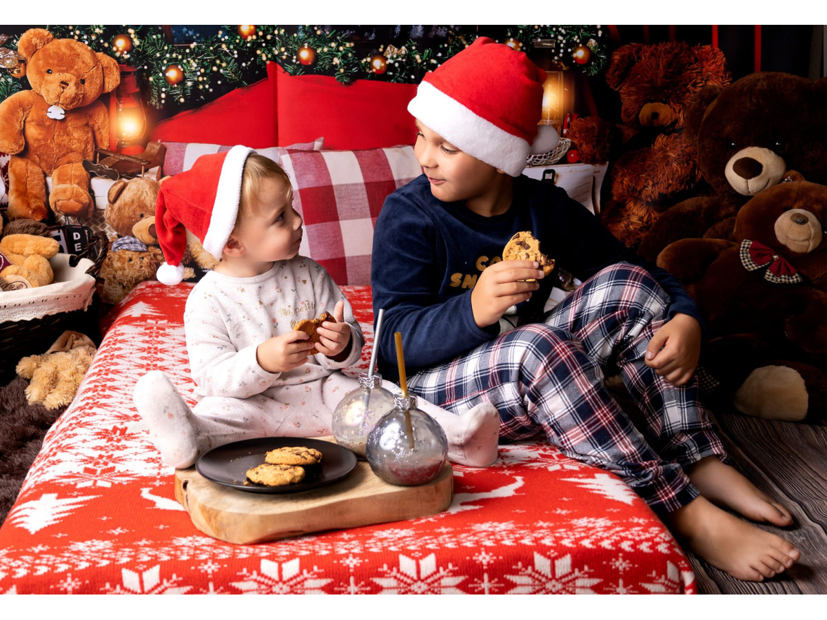Christmas corner photo backdrop Nounours – red curtain and teddy bears on wooden floor | Colors&Drops