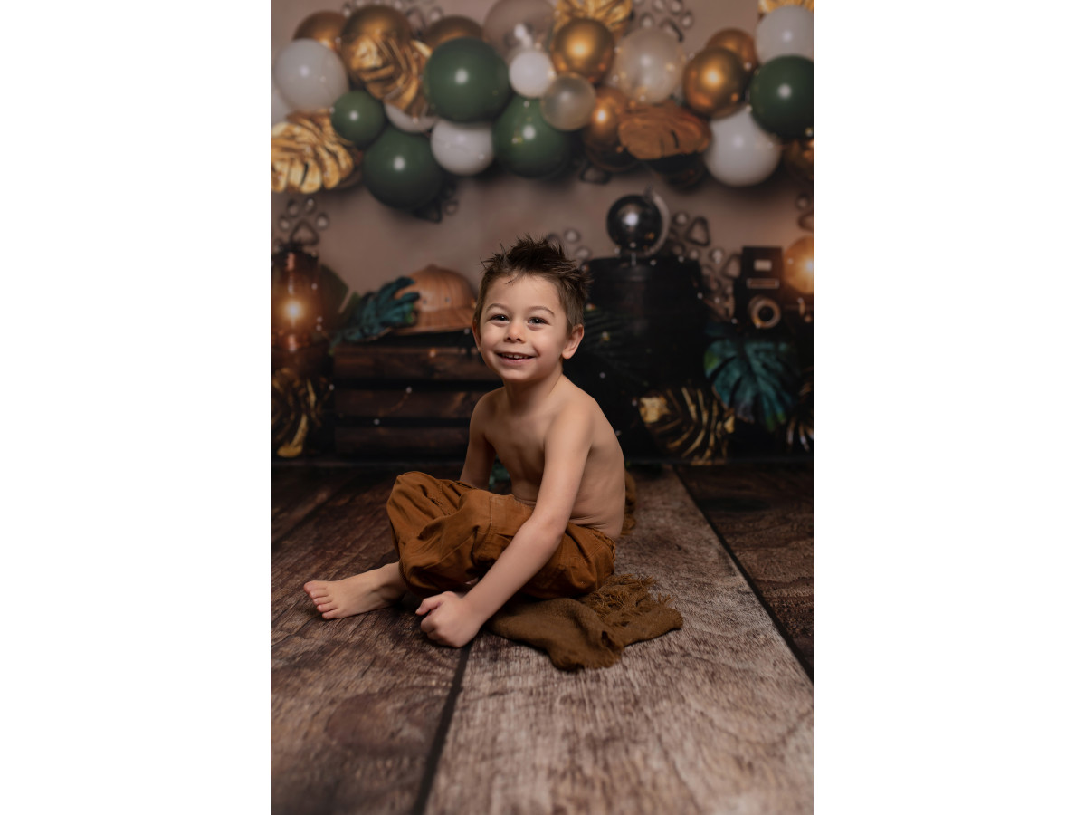 Fondo fotográfico de bebé y smash cake Patoune – globos verdes y dorados con hojas tropicales y cajas | Colors&Drops