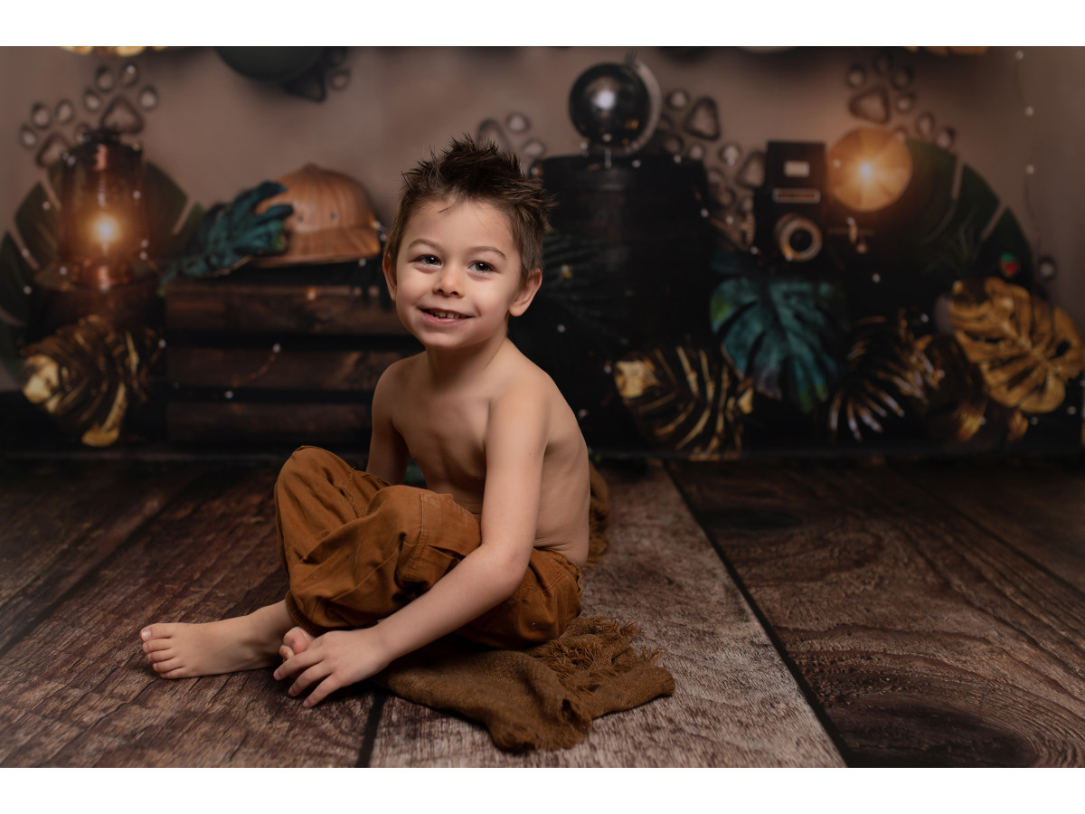 Fondo fotográfico de bebé y smash cake Patoune – globos verdes y dorados con hojas tropicales y cajas | Colors&Drops